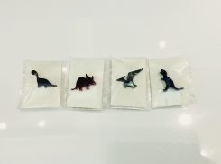 恐竜ピンブローチ